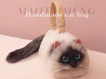 Amazingly real fluffy cat handbag